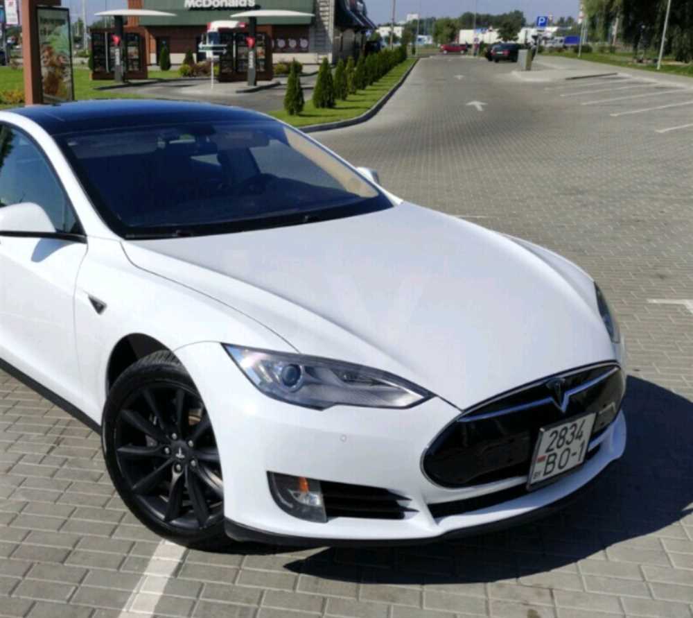 Какие модели Tesla оснащены откидными рамками?
